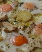 Яичница с индейкой, картофелем и травами