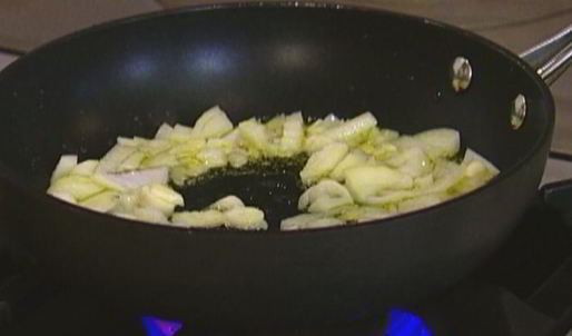 яичница с индейкой, картофелем и травами