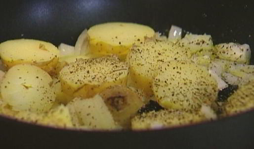 яичница с индейкой, картофелем и травами