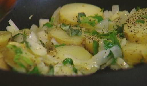 яичница с индейкой, картофелем и травами