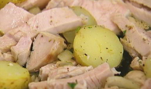 яичница с индейкой, картофелем и травами