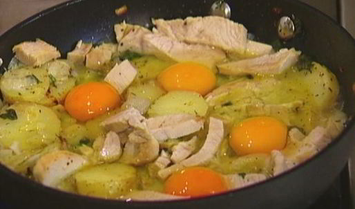 яичница с индейкой, картофелем и травами