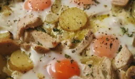 яичница с индейкой, картофелем и травами