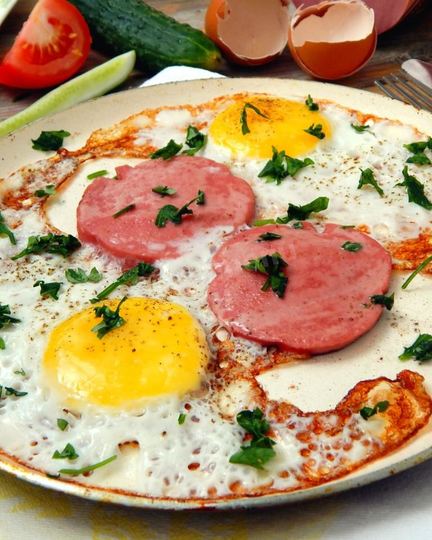 Рецепт яичницы с колбасой