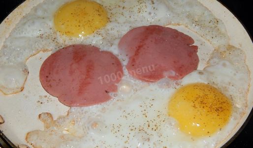 яичница с колбасой