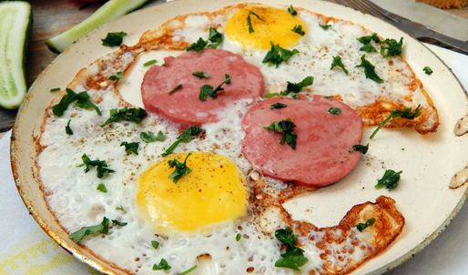 яичница с колбасой