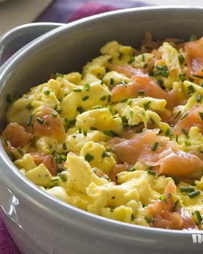 Яичница с копченым лососем