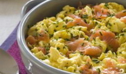 яичница с копченым лососем