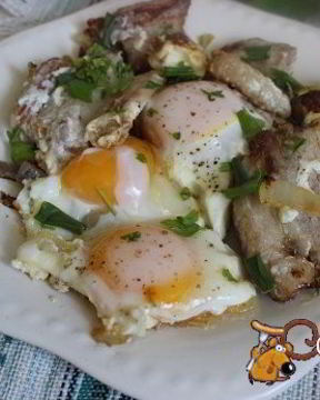 Яичница с луком и грудинкой