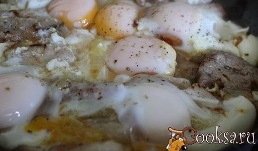 яичница с луком и грудинкой