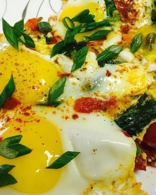 Яичница с овощами и капустой кале