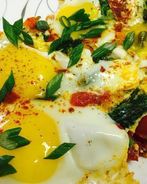 Яичница с овощами и капустой кале