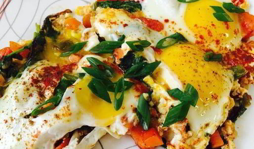 яичница с овощами и капустой кале