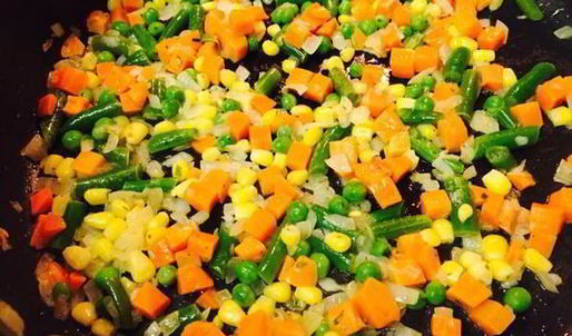 яичница с овощами и капустой кале