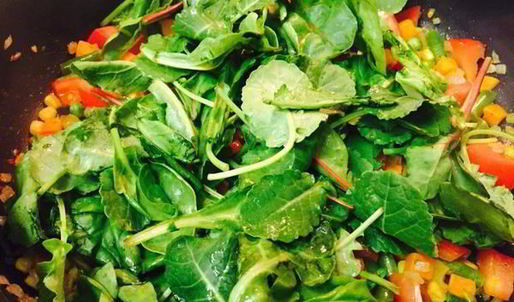 яичница с овощами и капустой кале