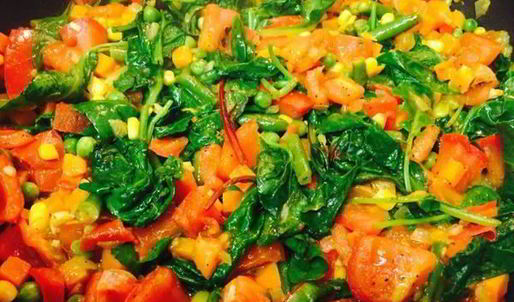 яичница с овощами и капустой кале