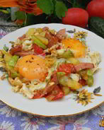Яичница с овощами и колбасой
