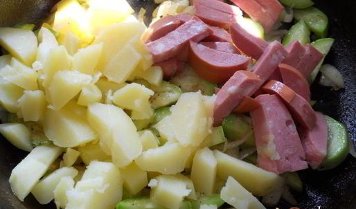 яичница с овощами и колбасой