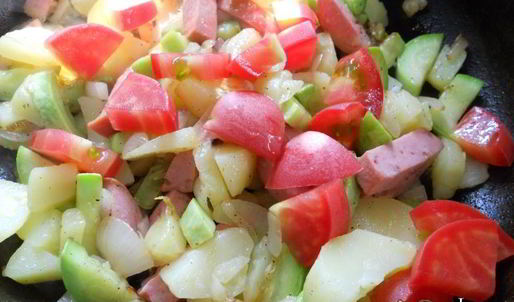 яичница с овощами и колбасой