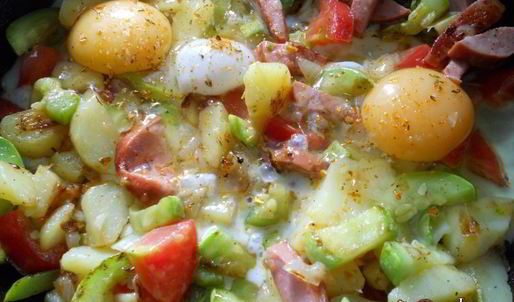 яичница с овощами и колбасой