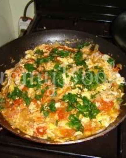 Рецепт яичницы с помидорами