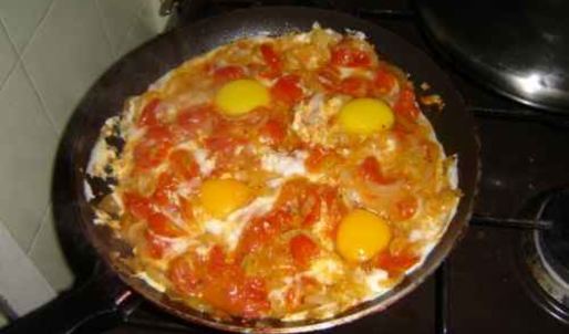 яичница с помидорами