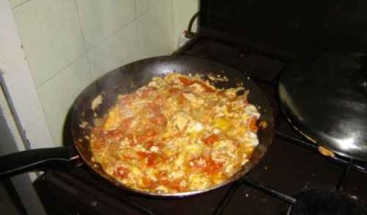 яичница с помидорами