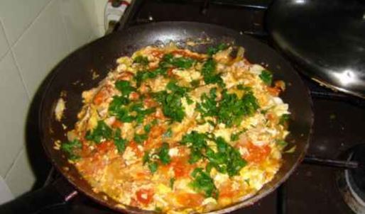 яичница с помидорами