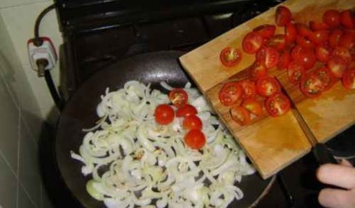 яичница с помидорами