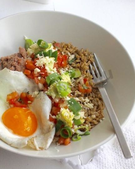 Рецепт яичница с пророщенным овсом и овощами