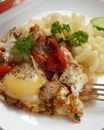 Яичница с салом и помидорами