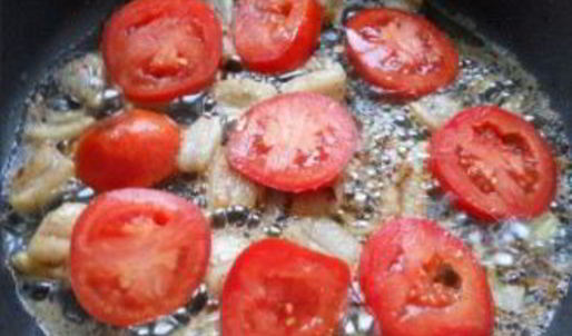 яичница с салом и помидорами