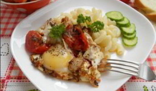 яичница с салом и помидорами