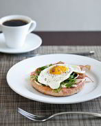 Яичница с ветчиной и зеленым горошком в микроволновке