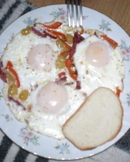 Рецепт яичница с виноградом и беконом