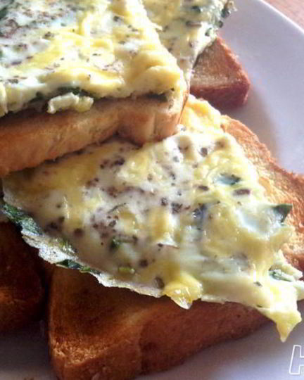 Рецепт яичницы с зеленью и сыром на завтрак