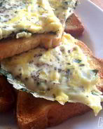 Яичница с зеленью и сыром на завтрак