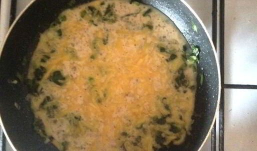 яичница с зеленью и сыром на завтрак