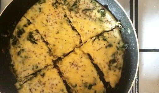 яичница с зеленью и сыром на завтрак