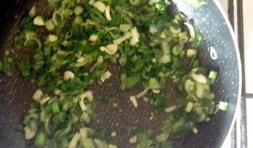 яичница с зеленью и сыром на завтрак