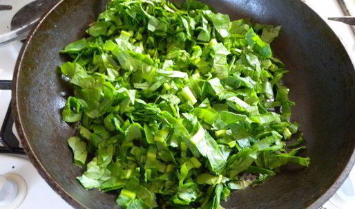 яичница со шпинатом и физалисом