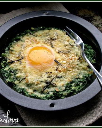 Рецепт яичницы со шпинатом и розмариновыми сухариками