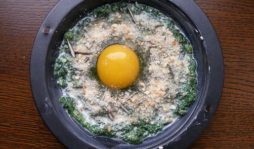 яичница со шпинатом и розмариновыми сухариками