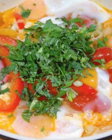 Рецепт яичницы со сладким перцем, луком и помидорами