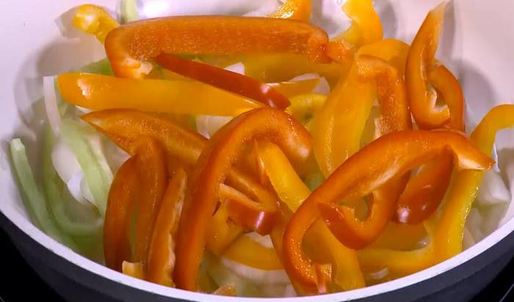 яичница со сладким перцем, луком и помидорами