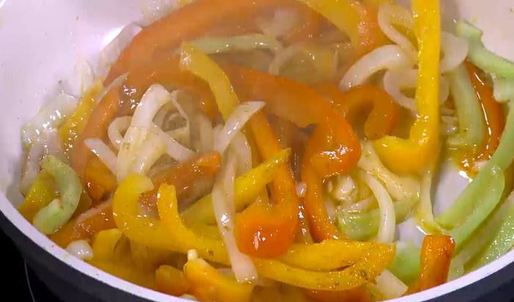 яичница со сладким перцем, луком и помидорами