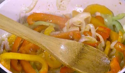 яичница со сладким перцем, луком и помидорами