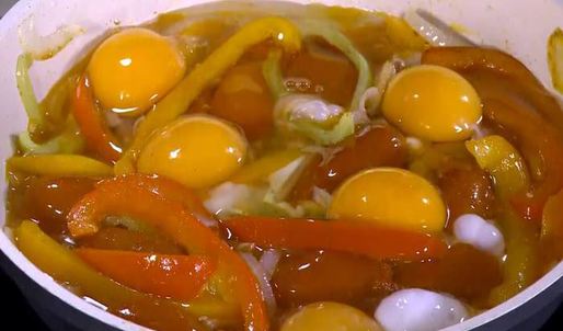 яичница со сладким перцем, луком и помидорами