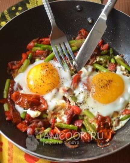 Рецепт яичницы со спаржей и вялеными помидорами