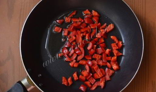 яичница со спаржей и вялеными помидорами